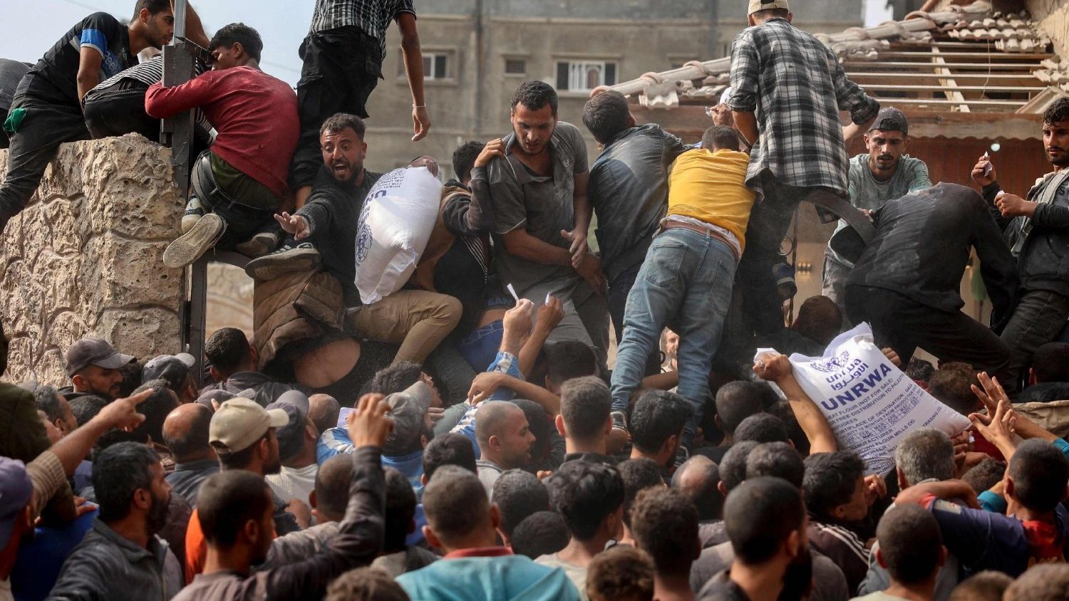 Prions pour les Palestiniens: qu'ils puissent enfin vivre dans un climat de paix et soigner leurs blessures, ainsi que tous les dégâts provoqués par les bombes.